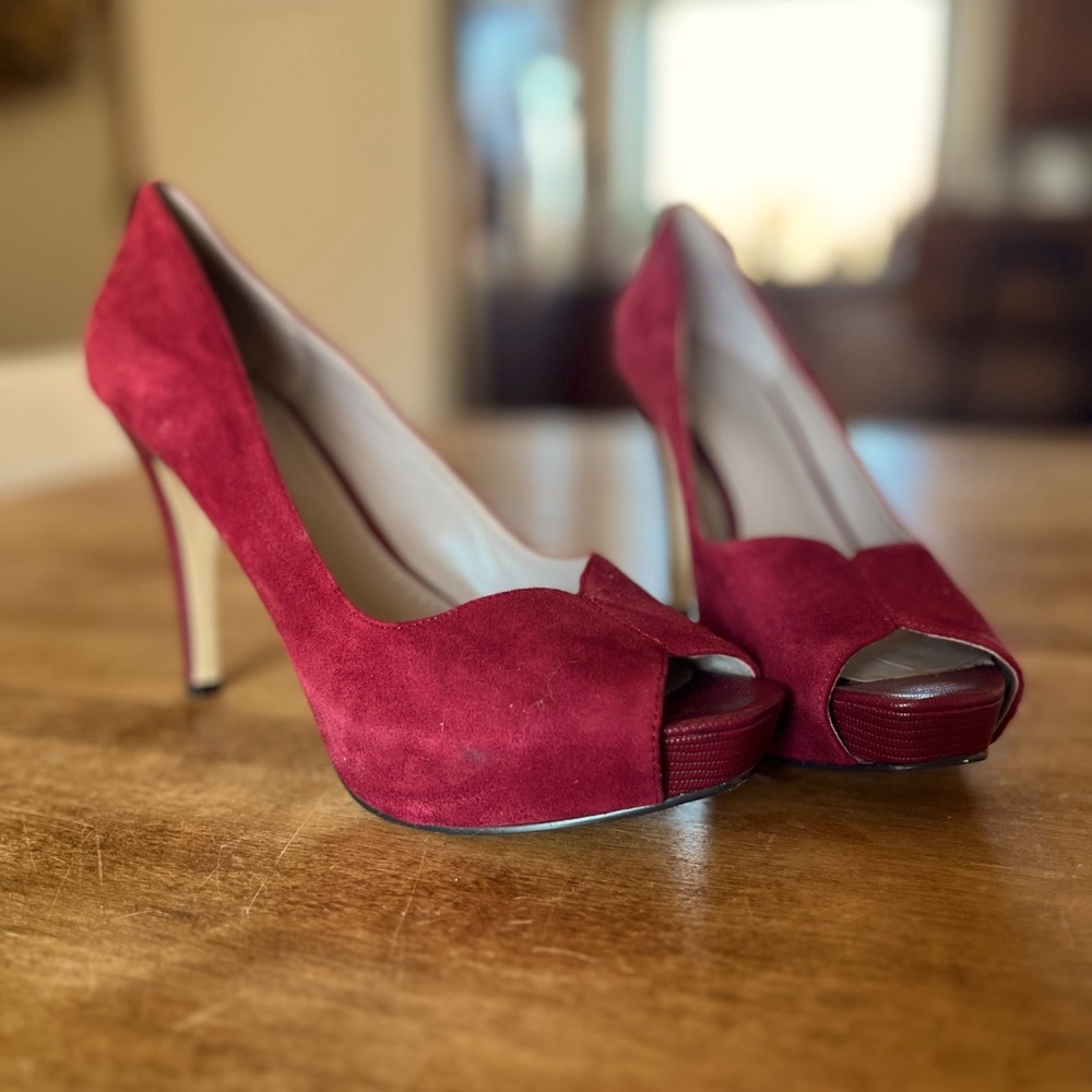 Nine West ‘Bonfire’ suede peep-toes pumps, sz 8